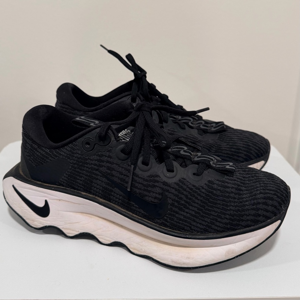 Nike Black and White Running Shoes - Picture 3 of 6